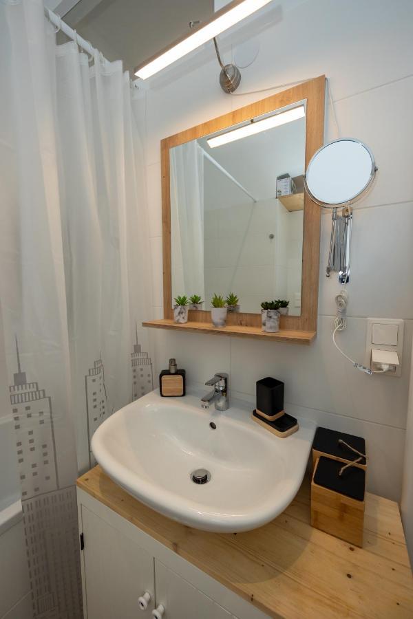 Delightful 1 Bedroom Near Schoenbrunn And Westbahnhof With Big Porch Bécs Kültér fotó